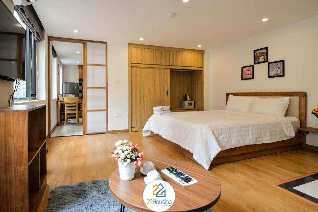 Tempat tidur dalam kamar di 22Housing luxury Hotel & Residence 39 Linh Lang