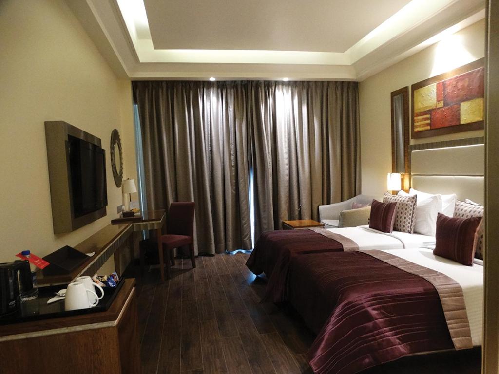 TV a/nebo společenská místnost v ubytování Ramada Gurgaon Central