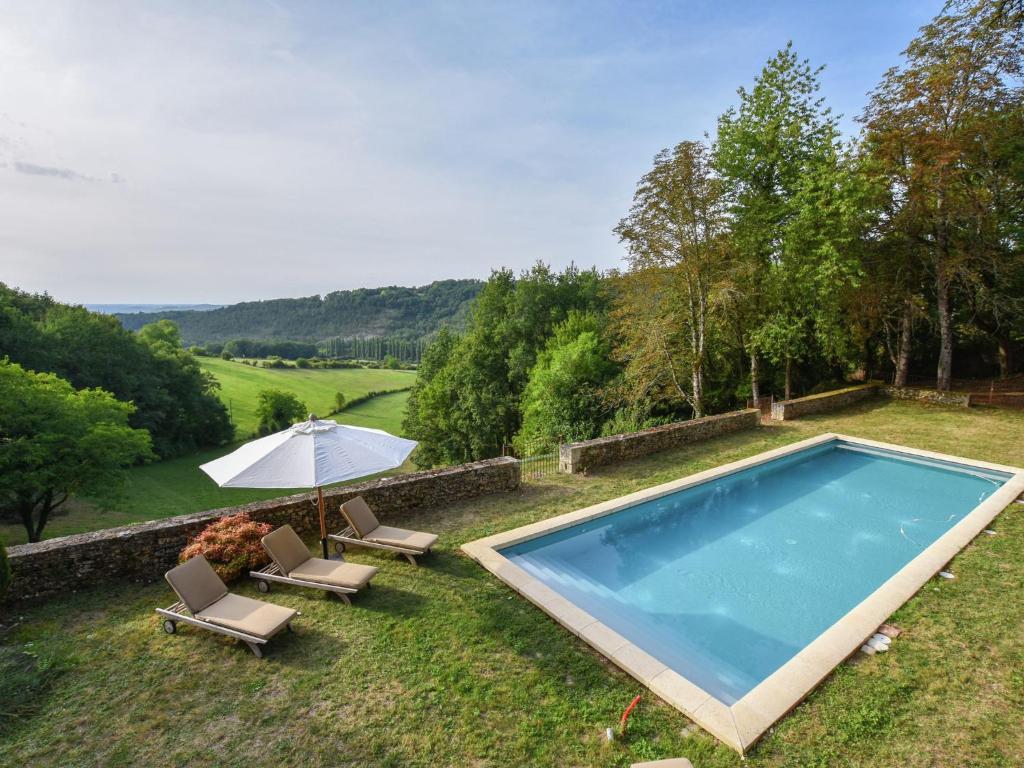 Saint-Germain-de-BelvèsにあるMagnificent holiday home with swimming poolのスイミングプール(椅子2脚、パラソル付)
