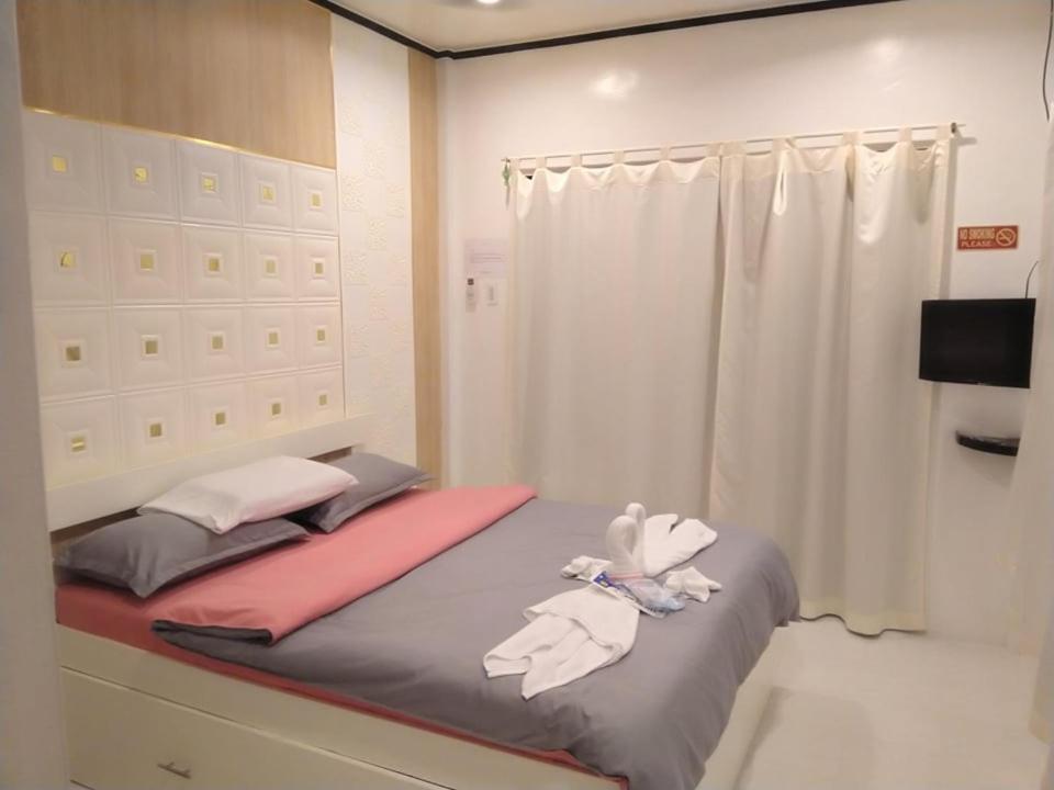 Postel nebo postele na pokoji v ubytování Monallan Boracay Hotel