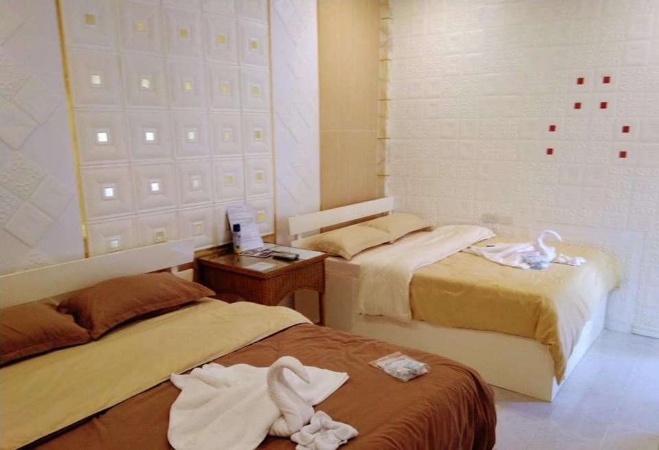 Postel nebo postele na pokoji v ubytování Monallan Boracay Hotel