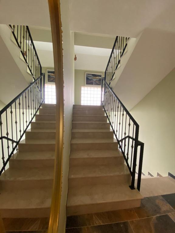 una escalera en una casa con escaleras de madera en Hotel Kolonja's, en Debar