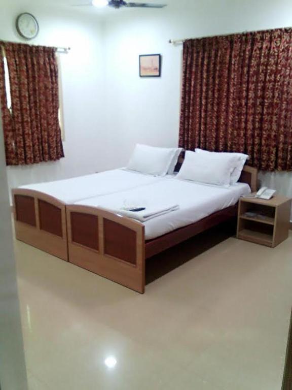 Postel nebo postele na pokoji v ubytování Swarna Sudarshan Service Apartment @ Adyar chennai