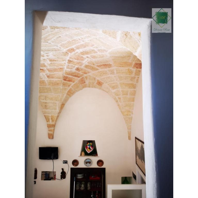 - une vue sur une chambre dotée d'un plafond en pierre dans l'établissement Donna Rosa, à Carovigno