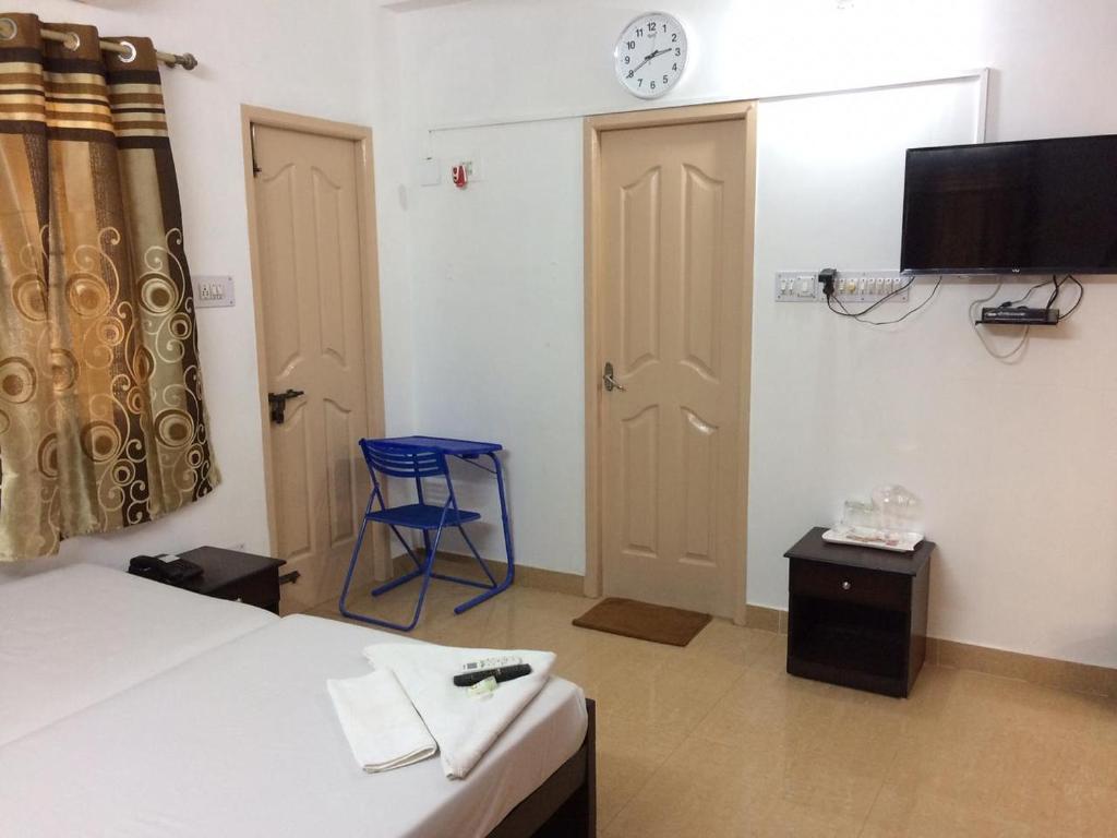 TV a/nebo společenská místnost v ubytování Swarna Sudarshan Service Apartment @ Adyar chennai