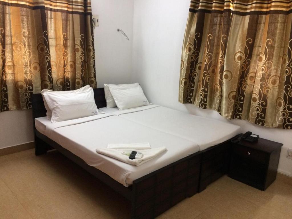 Postel nebo postele na pokoji v ubytování Swarna Sudarshan Service Apartment @ Adyar chennai