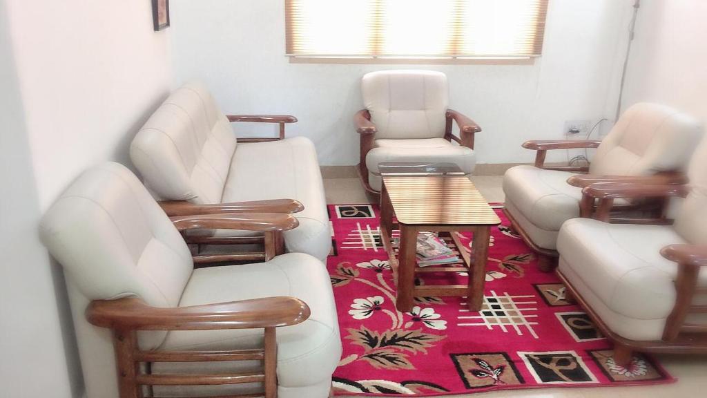 Posezení v ubytování Swarna Sudarshan Service Apartment @ Adyar chennai