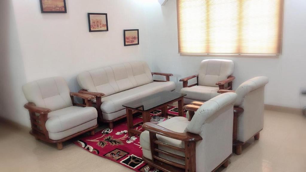 Posezení v ubytování Swarna Sudarshan Service Apartment @ Adyar chennai