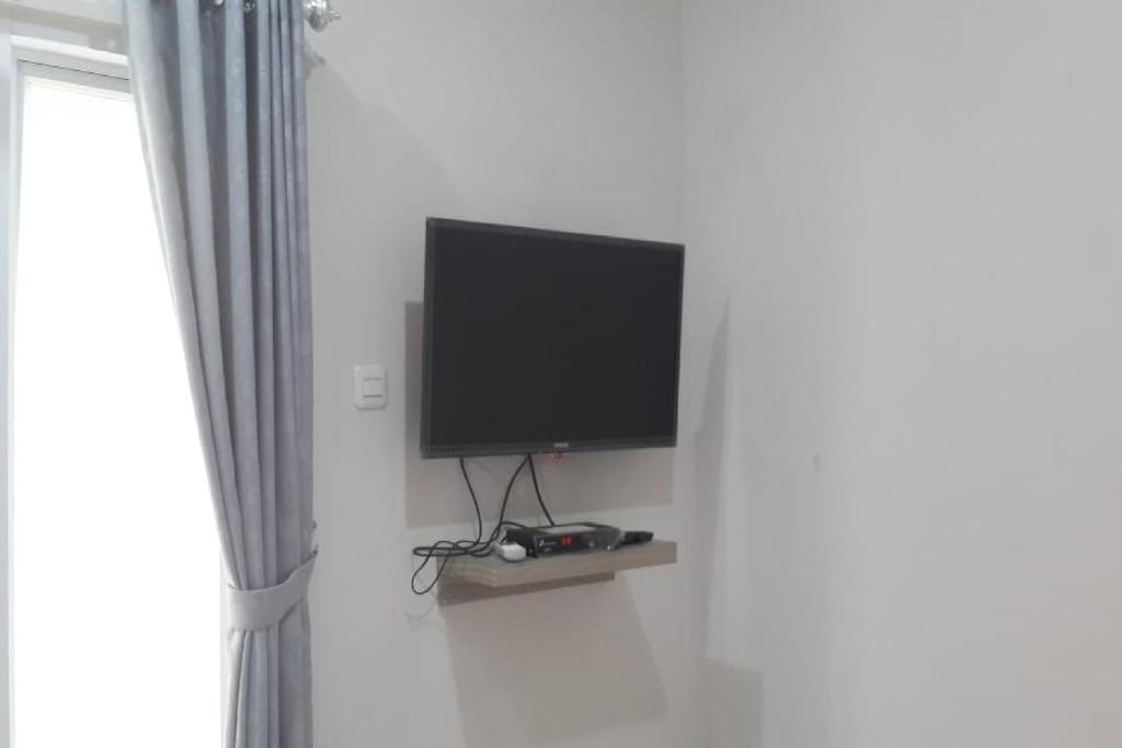 TV a/nebo společenská místnost v ubytování RedDoorz Syariah near UNSOED