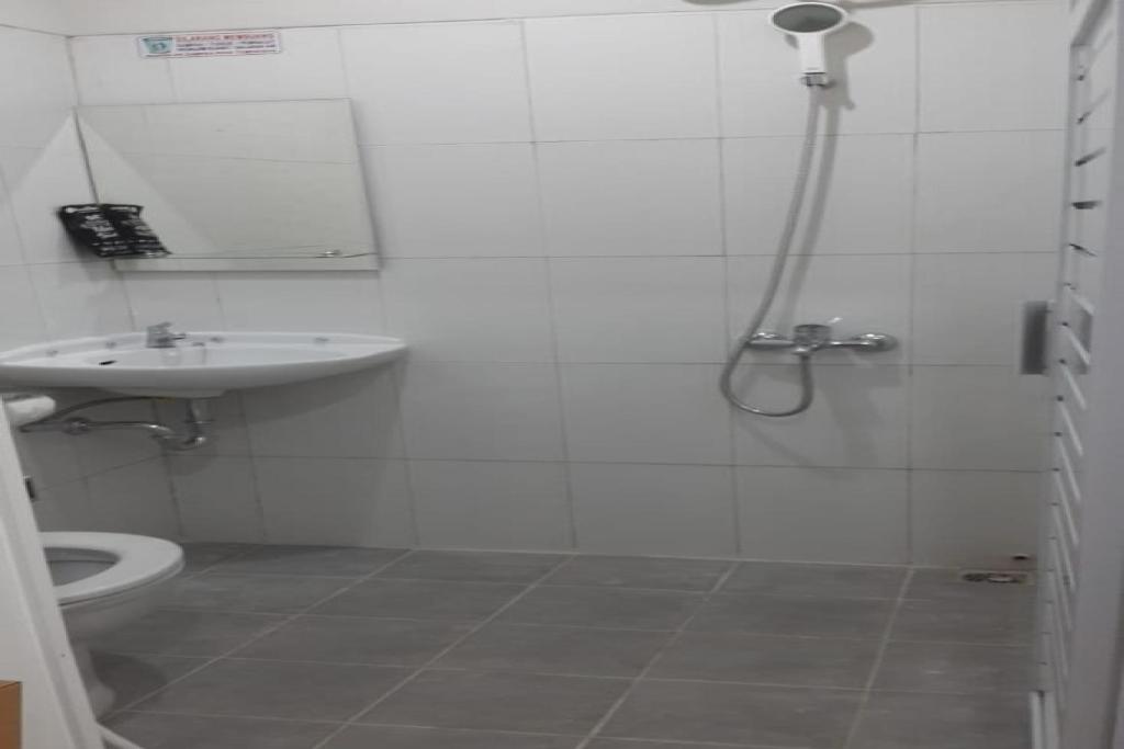 Koupelna v ubytování RedDoorz Syariah near UNSOED