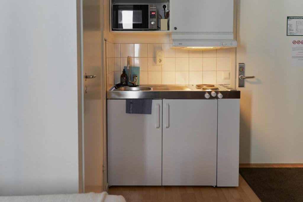 Kuchyň nebo kuchyňský kout v ubytování Slagsta Gate Hotell