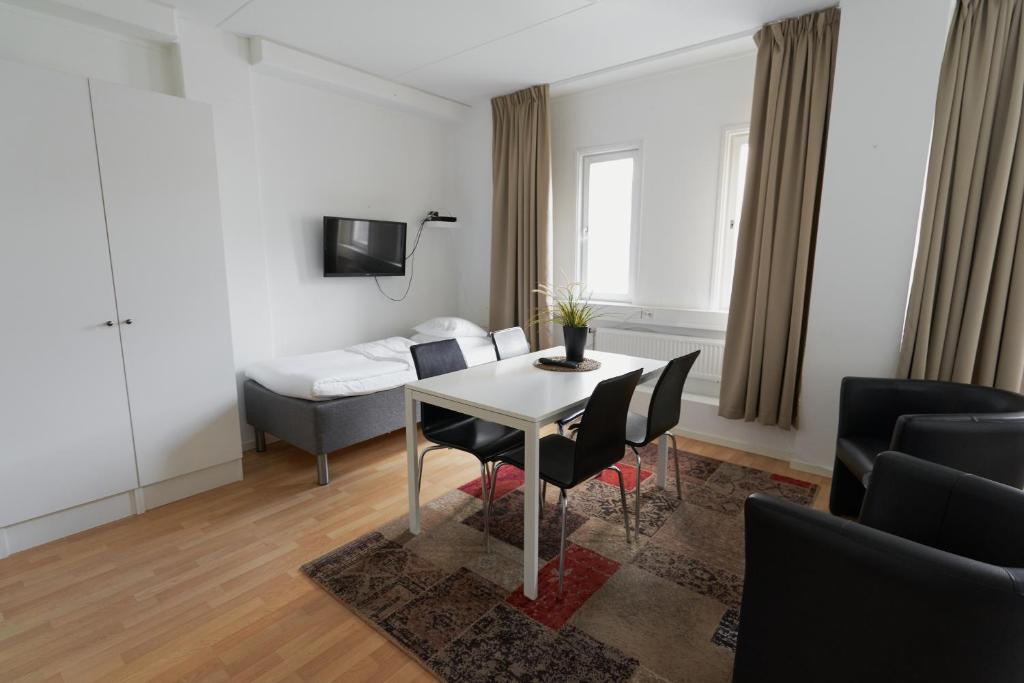 TV a/nebo společenská místnost v ubytování Slagsta Gate Hotell