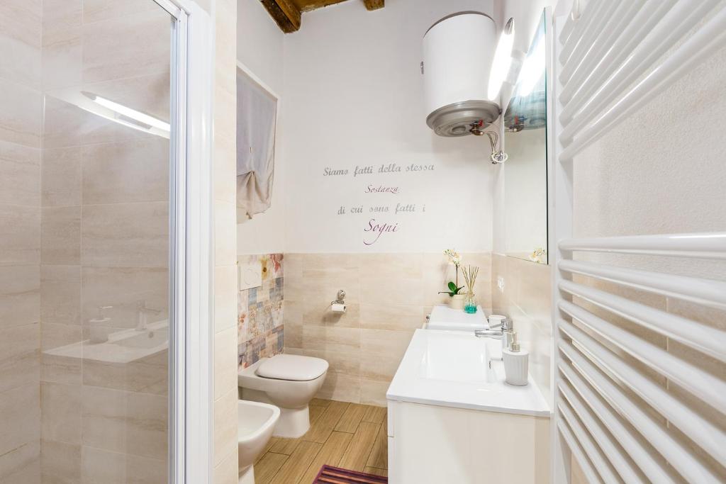 A bathroom at Nel cuore di Ferrara