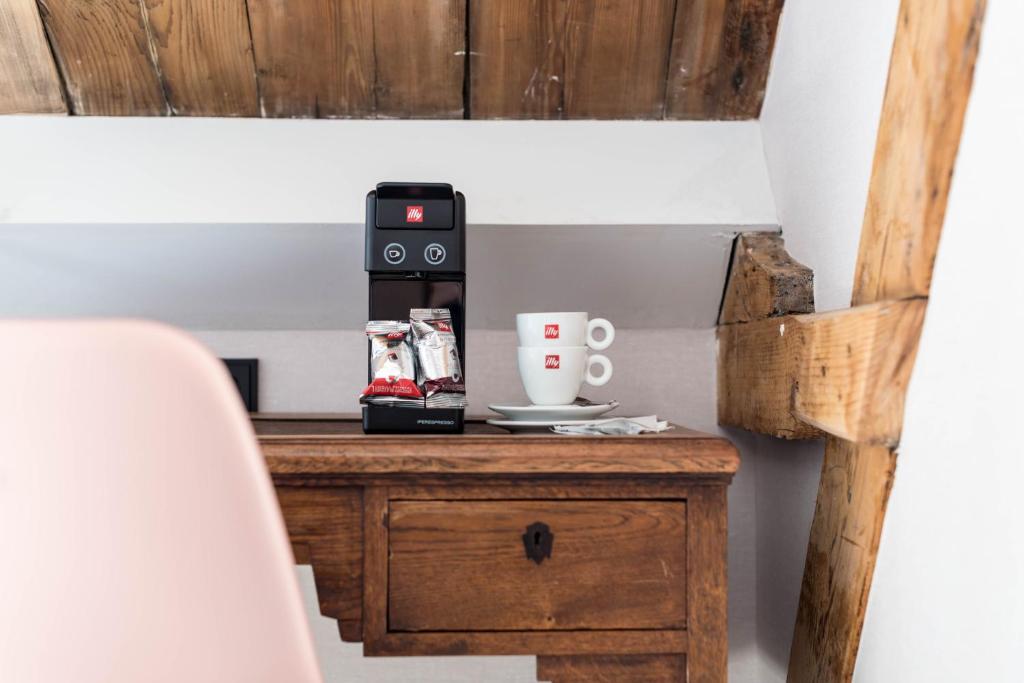 Příslušenství pro přípravu čaje a kávy v ubytování Ysbrantsz Boutique Hotel