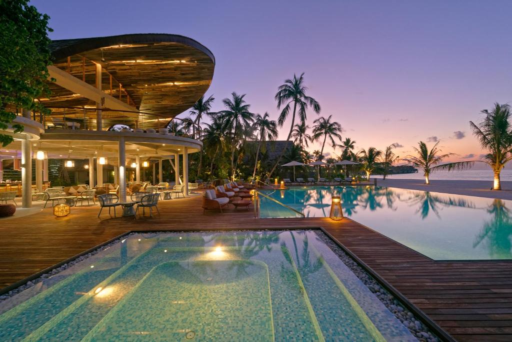 Bazén v ubytování OUTRIGGER Maldives Maafushivaru Resort - 25 percent discount on transfers for min 4 nights stay and more, valid for reservations between 01 July till 22 Dec 2025 nebo v jeho okolí