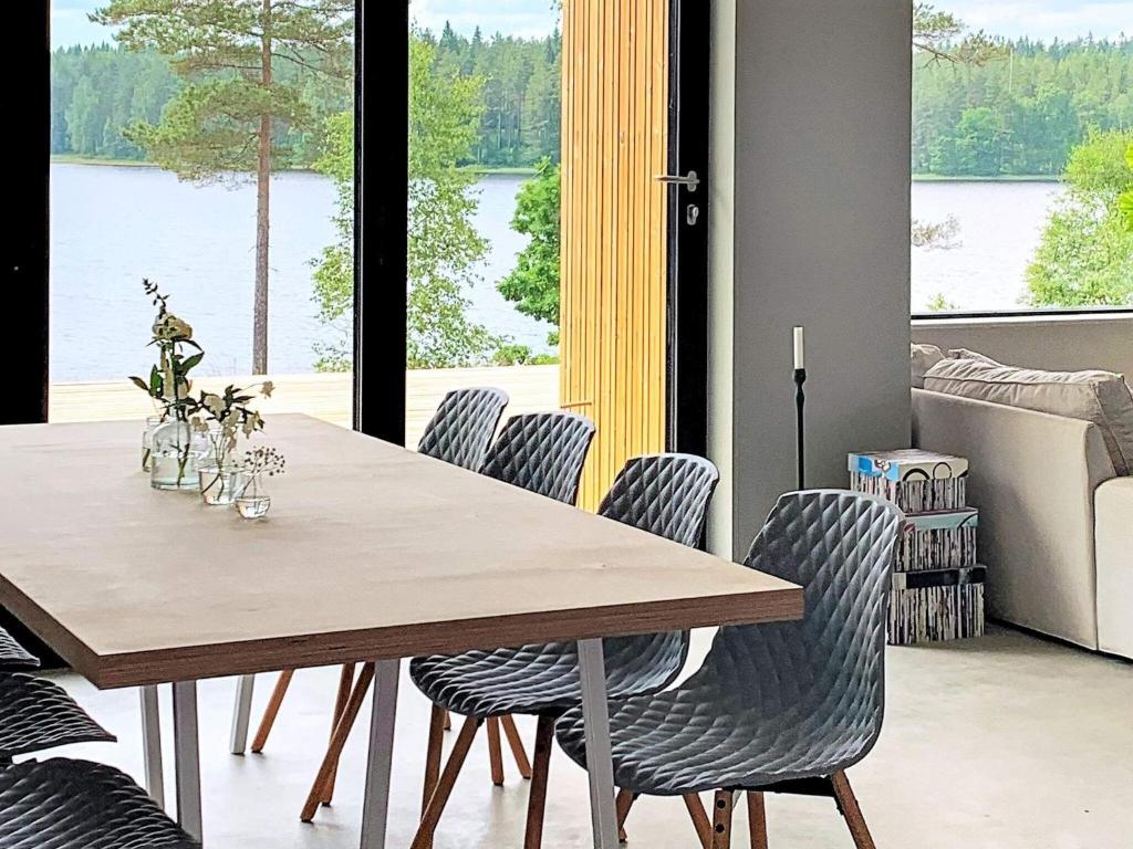 ein Esszimmer mit einem Holztisch und Stühlen in der Unterkunft 9 person holiday home in H CKSVIK in Håcksvik