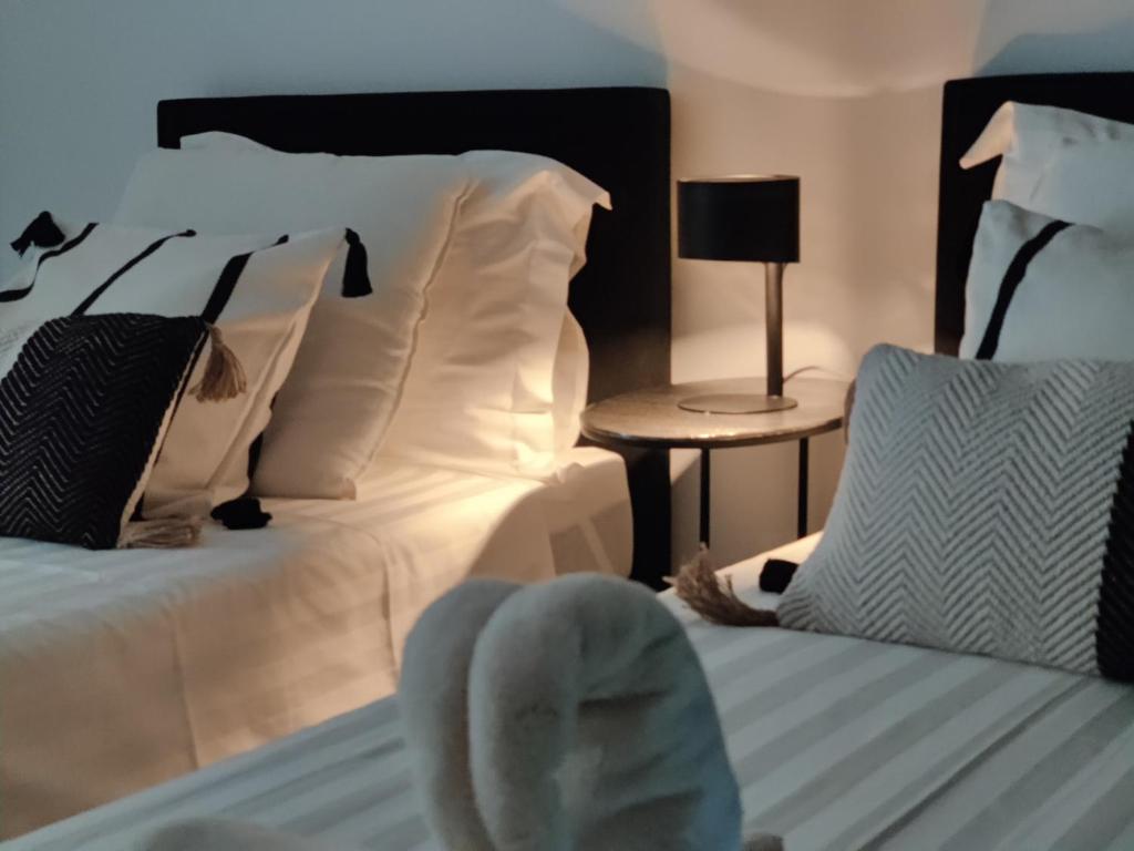 Łóżko lub łóżka w pokoju w obiekcie Marbella GOLF & SEA LODGE