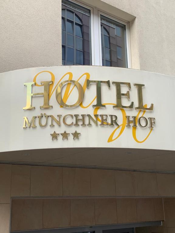 ein Schild auf einer hotelinator moderstrationstrationstration in der Unterkunft Hotel Münchner Hof in Frankfurt am Main