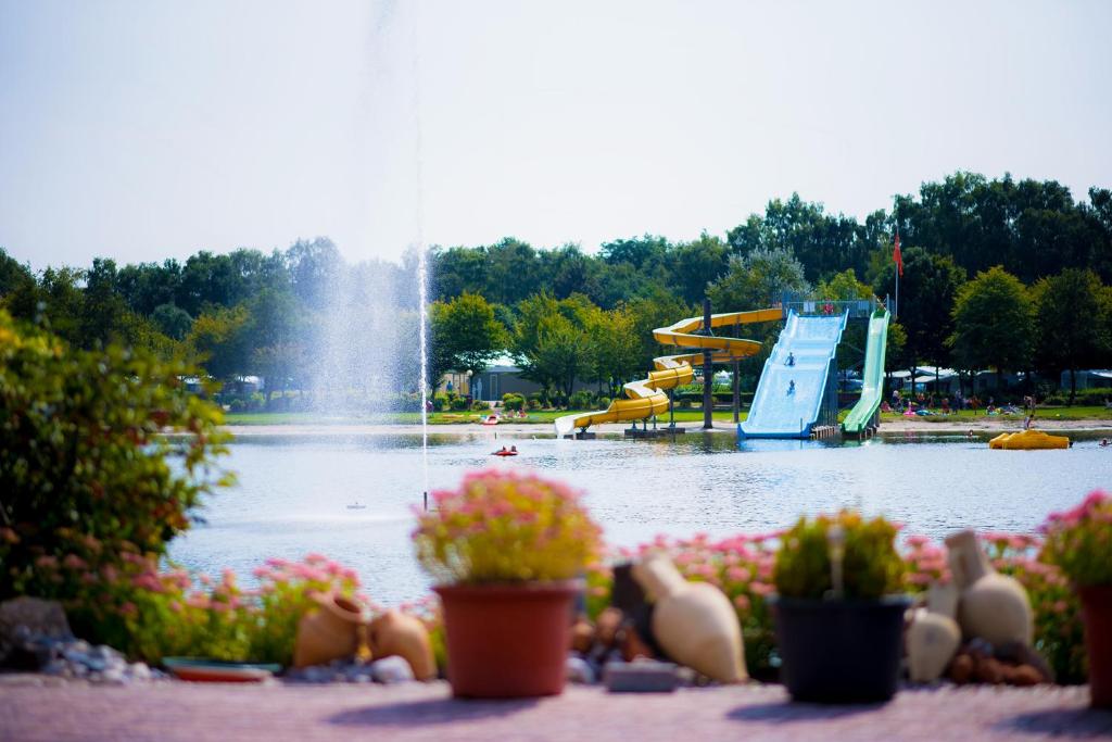 un parque con un parque acuático con un tobogán de agua en Oostappen Vakantiepark Prinsenmeer BV, en Asten