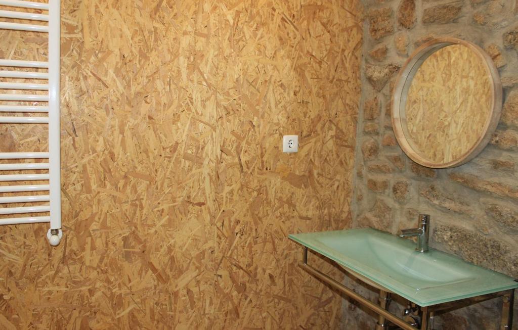 um banheiro com uma pia e um espelho em Casa do Vale da Mula em Almeida