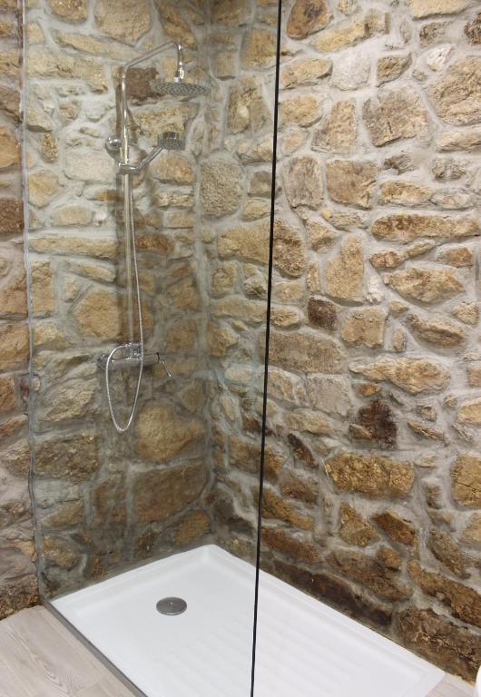um chuveiro numa parede de pedra em Casa do Vale da Mula em Almeida