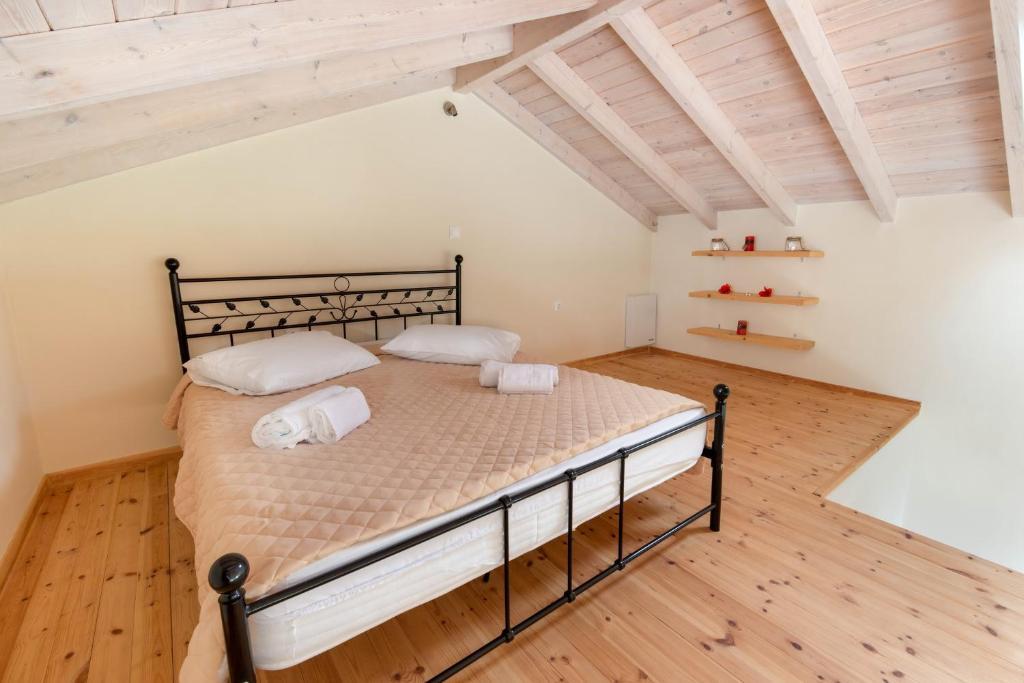 Postel nebo postele na pokoji v ubytování Evgenias studio