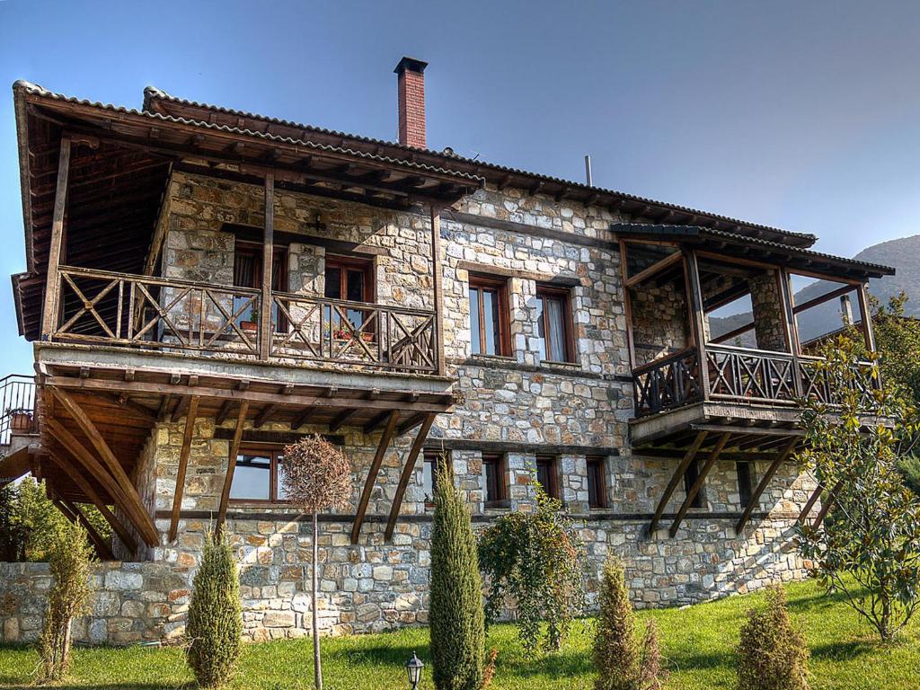 una casa de piedra con balcones en un lateral en To Xilino Chorio, en Angistron