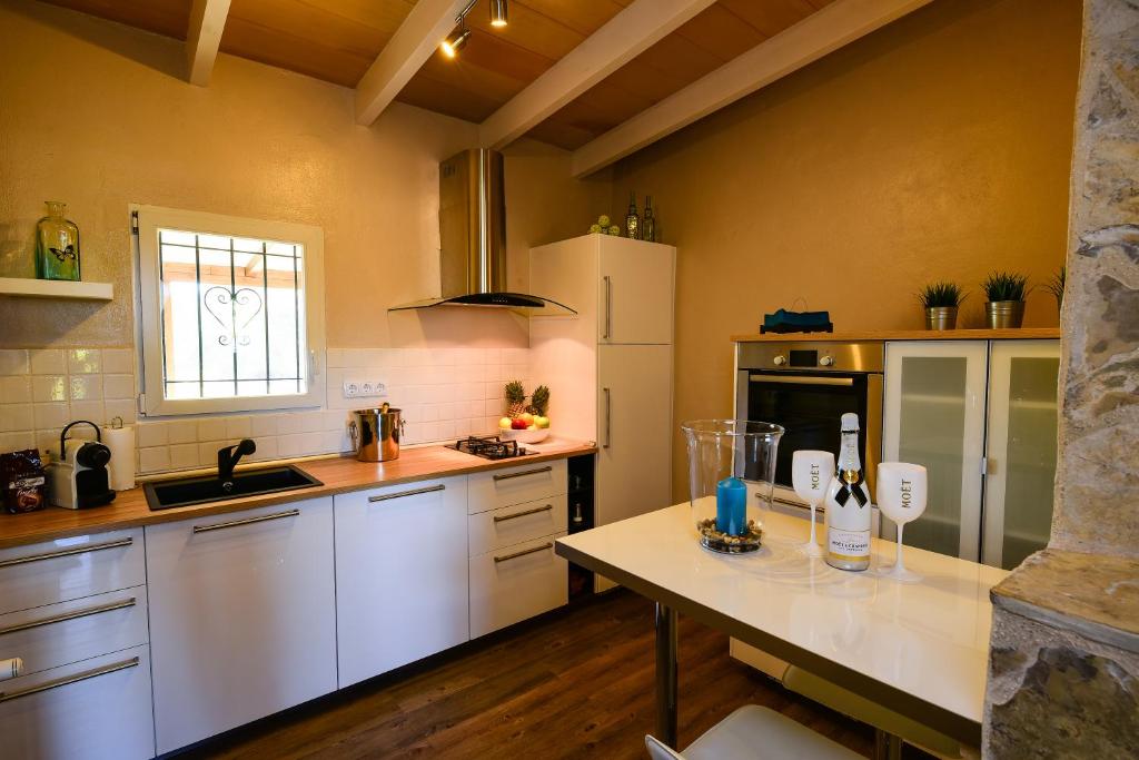 Kuchyň nebo kuchyňský kout v ubytování FINCA SUN CLUB home