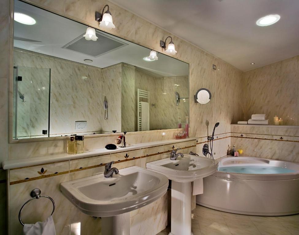 Kúpeľňa v ubytovaní Tritone LUXURY HOTEL THERMAE & SPA