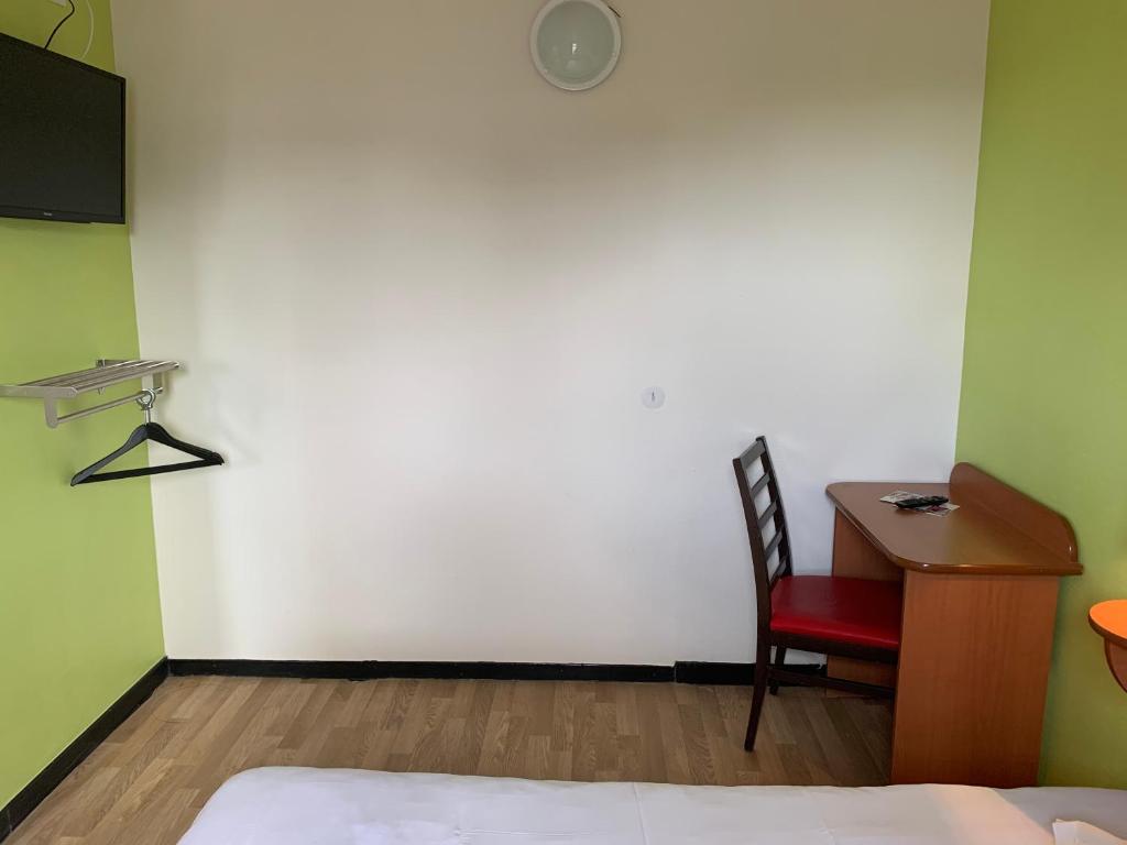 TV a/nebo společenská místnost v ubytování Enzo Hotels Chalons en Champagne