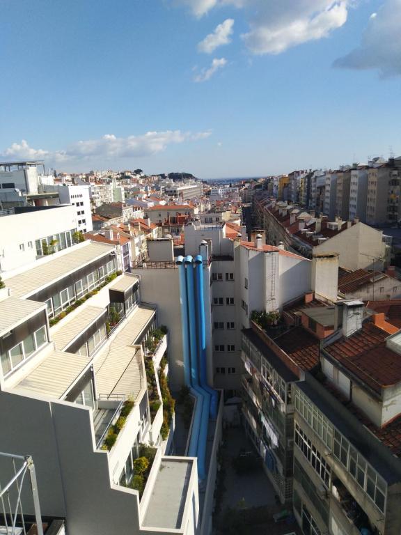 une vue aérienne sur une ville avec des bâtiments dans l'établissement D&N Hospedagem, à Lisbonne