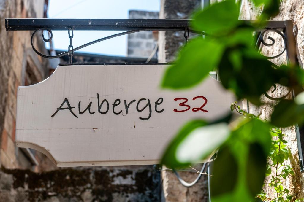 Certifikát, hodnocení, plakát nebo jiný dokument vystavený v ubytování Auberge 32 Old Town