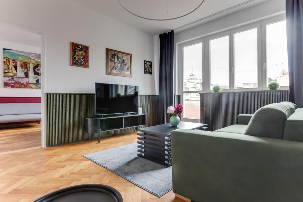 salon z kanapą i telewizorem w obiekcie Apartment Petrska w Pradze