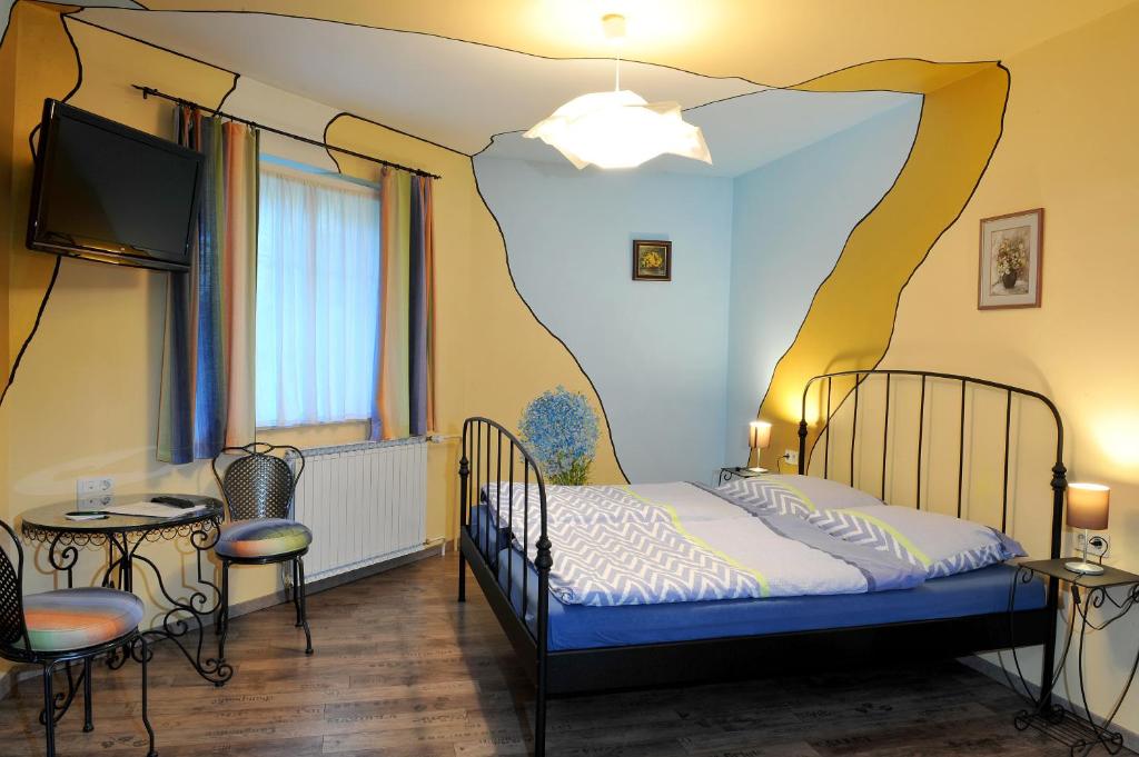 1 dormitorio con 2 camas y TV en Gostilna in Prenočišča Brančurnik, en Prevalje