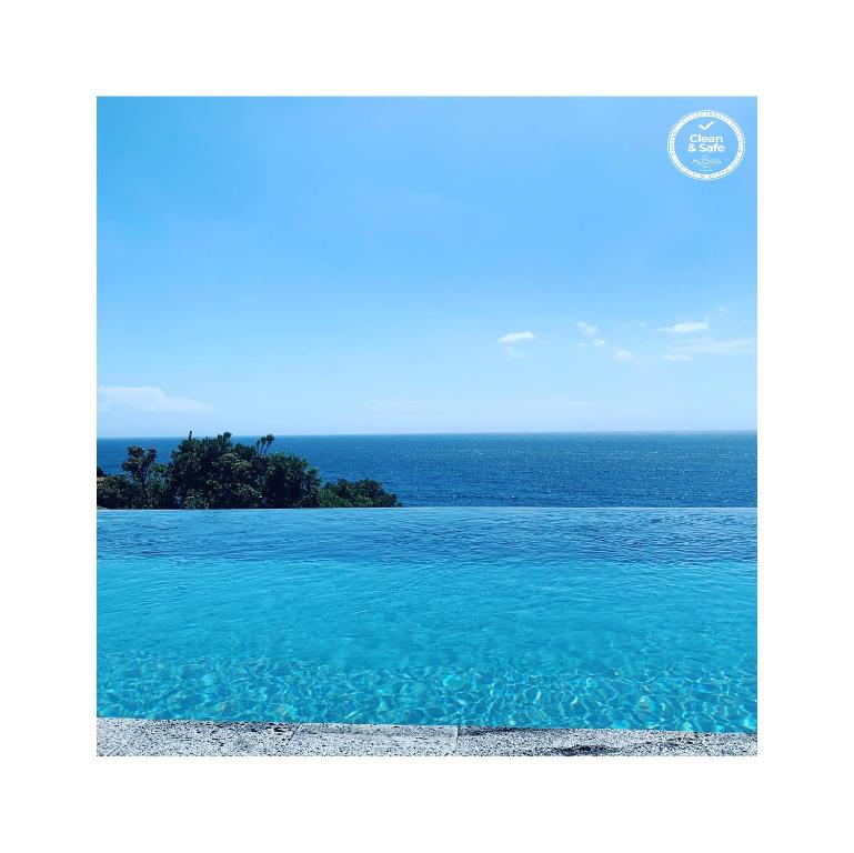 a view of the ocean from a swimming pool at House Rodrigues in Água de Pau