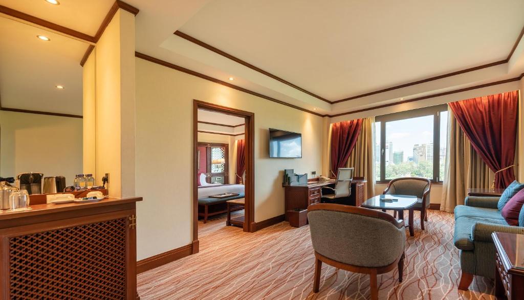 TV a/nebo společenská místnost v ubytování Nairobi Serena Hotel