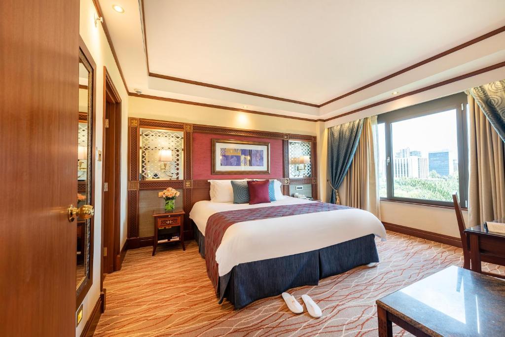 Postel nebo postele na pokoji v ubytování Nairobi Serena Hotel
