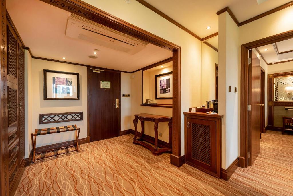 Postel nebo postele na pokoji v ubytování Nairobi Serena Hotel