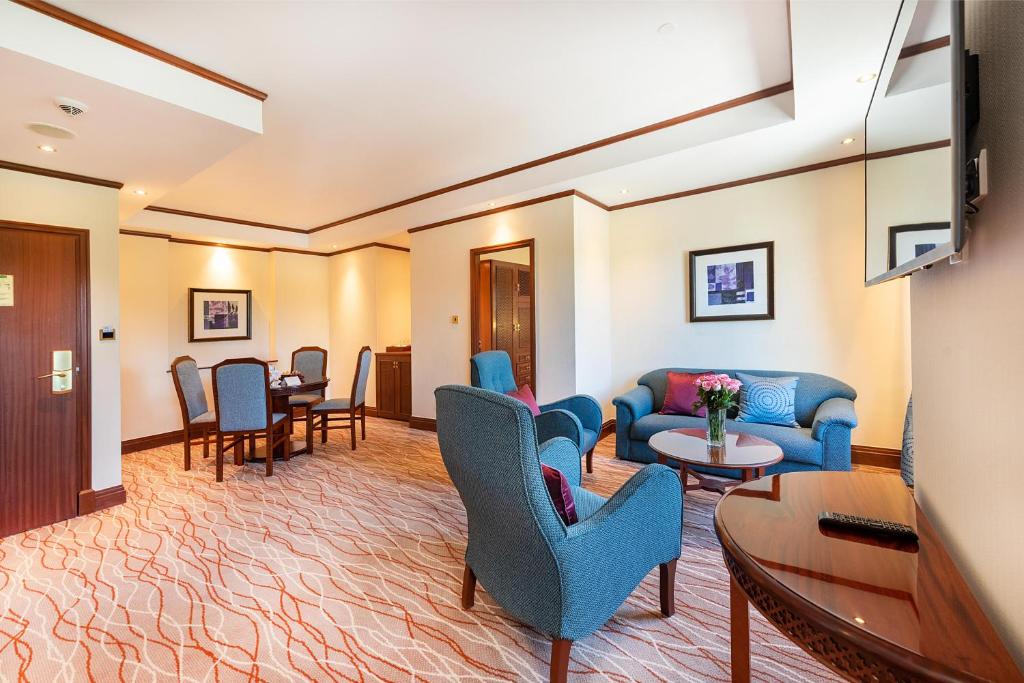 TV a/nebo společenská místnost v ubytování Nairobi Serena Hotel