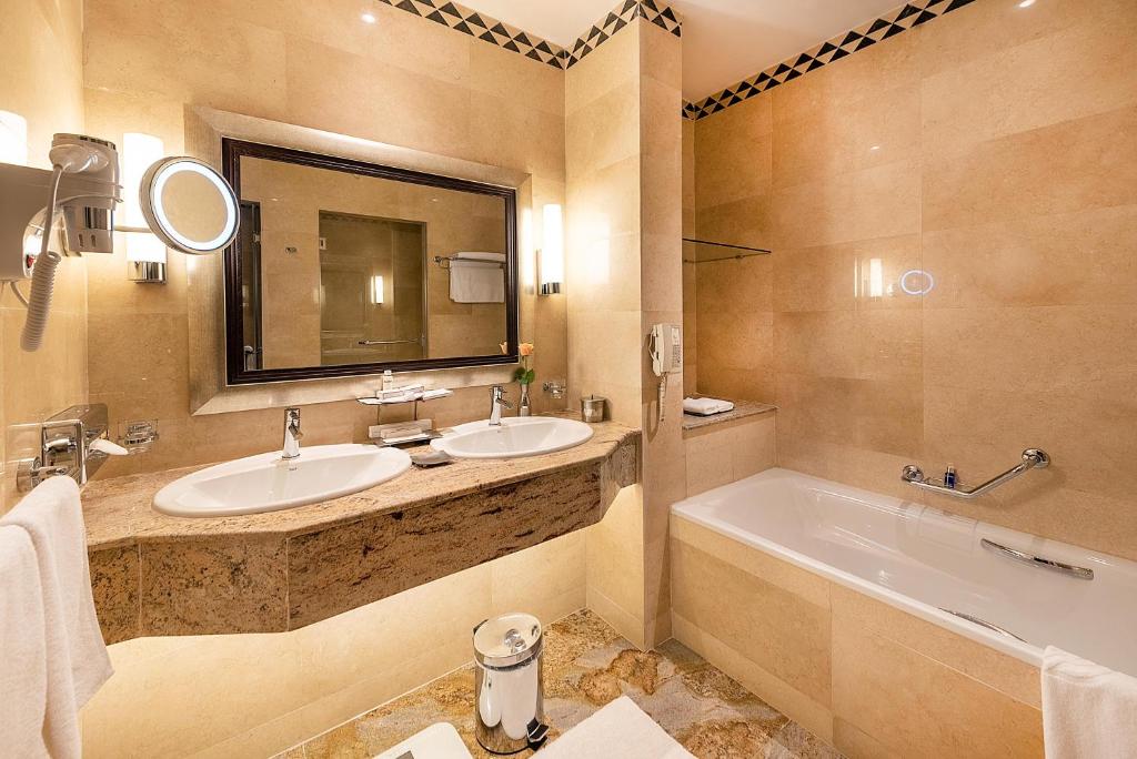 Koupelna v ubytování Nairobi Serena Hotel