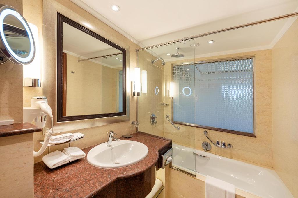 Koupelna v ubytování Nairobi Serena Hotel