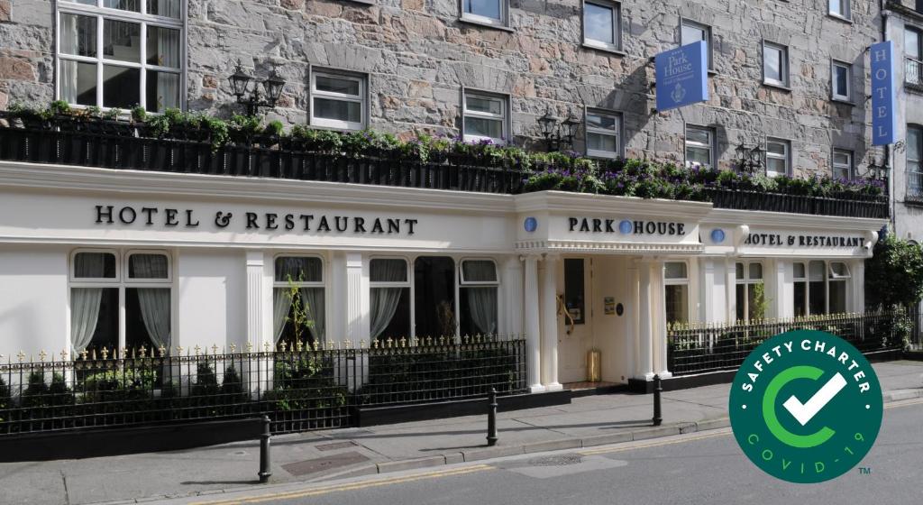 un hotel con un cartel frente a un edificio en Park House Hotel en Galway