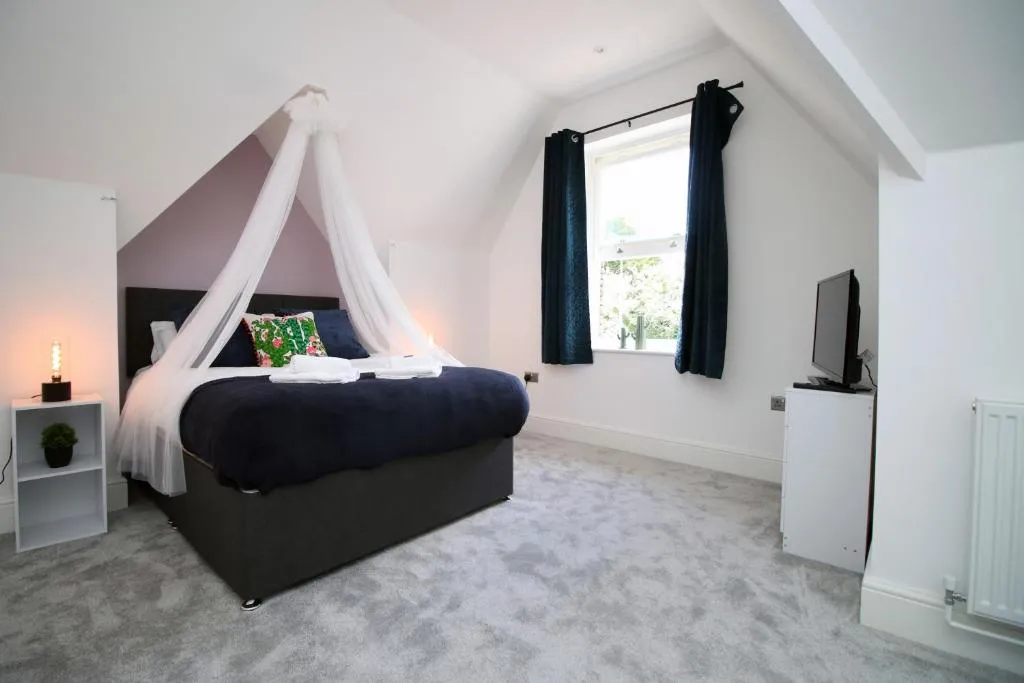 Northern Heights, by StayBC, Cardiff, Marea Britanie