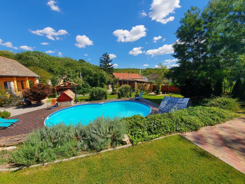 una imagen de una piscina en un patio en Vakantiehuis Casa Mama met prive zwembad en Monyoród