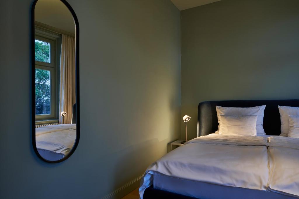 Postel nebo postele na pokoji v ubytování stilwerk Hotel Heimhude