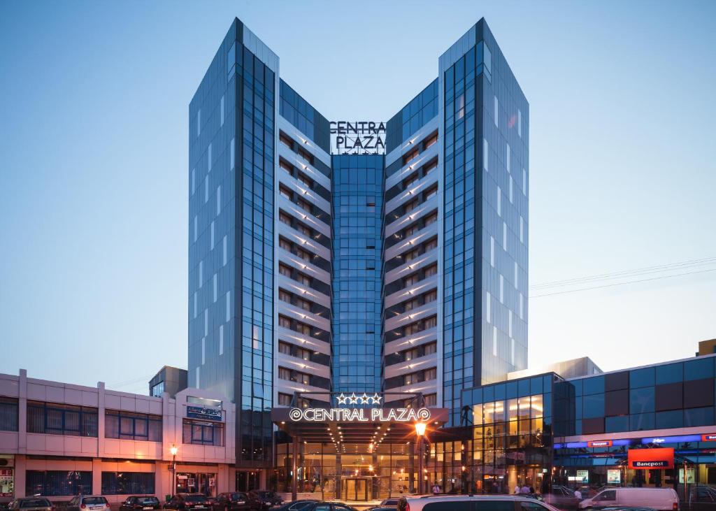 Un grand bâtiment avec un panneau en haut dans l'établissement Central Plaza Hotel, à Piatra Neamţ