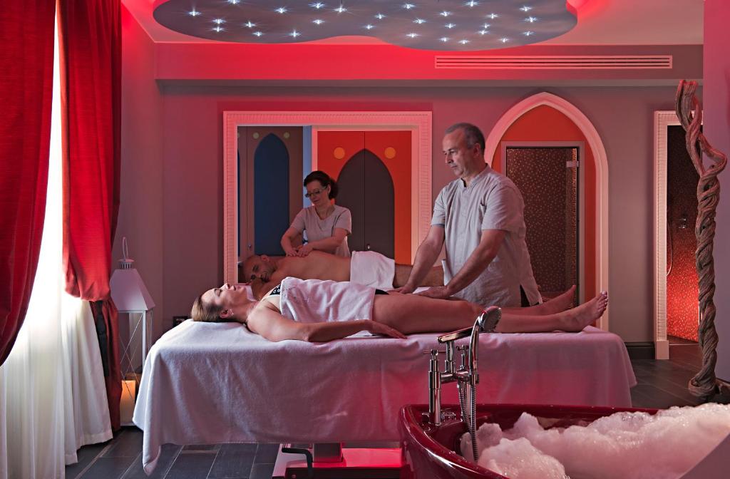 Hostia v ubytovaní Tritone LUXURY HOTEL THERMAE & SPA