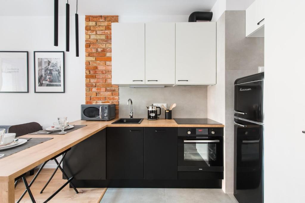 Kuchyňa alebo kuchynka v ubytovaní SuperApart Stalowa 39 Modern Unit with Kitchen & Wifi