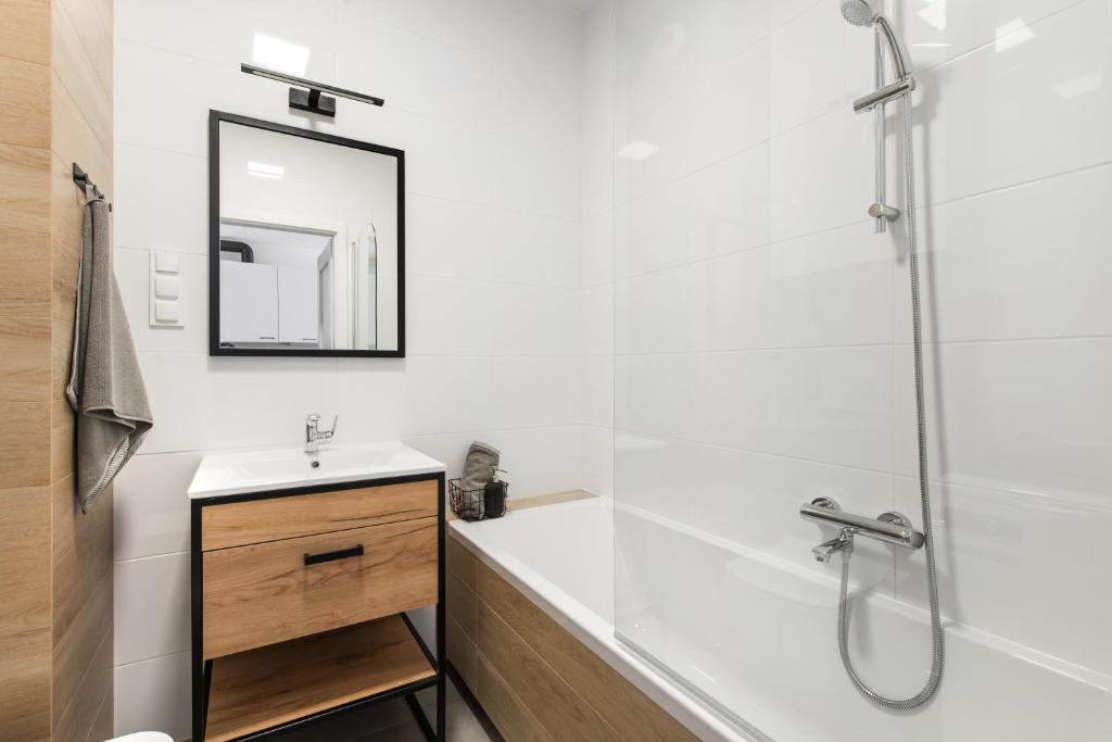 Kúpeľňa v ubytovaní SuperApart Stalowa 39 Modern Unit with Kitchen & Wifi