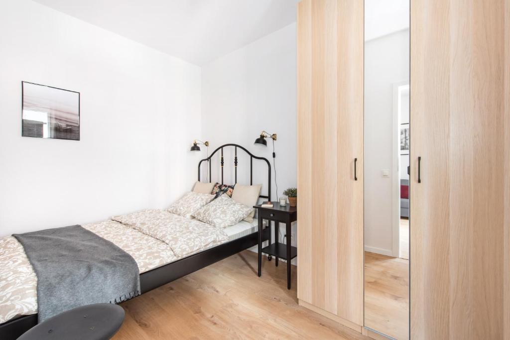 Posteľ alebo postele v izbe v ubytovaní SuperApart Stalowa 39 Modern Unit with Kitchen & Wifi